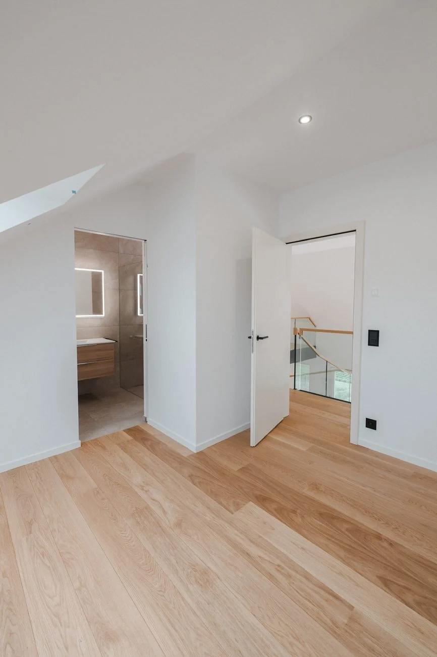 Entrée lumineuse, parquet et menuiseries intérieures
