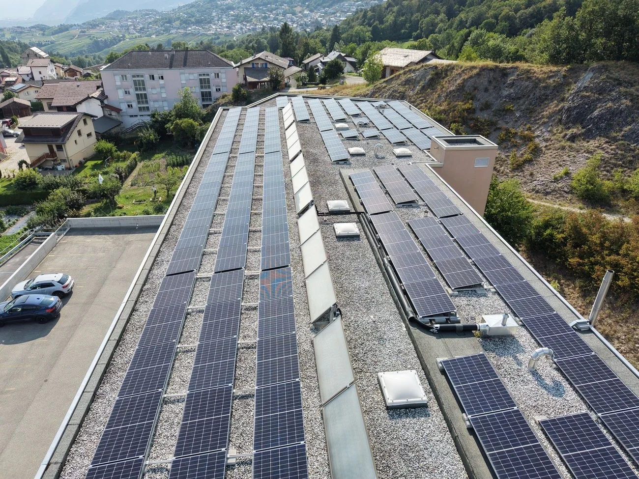 Installation solaire sur la toiture d’un immeuble du groupe